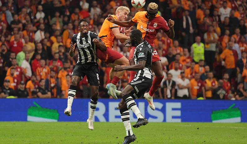 Victor Osimhen de Galatasaray ante PAOK en Europa League