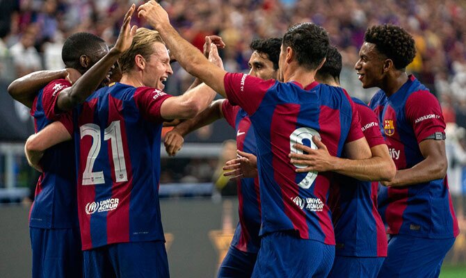 Futbolistas del FC Barcelona celebran un gol en amistoso de pretemporada