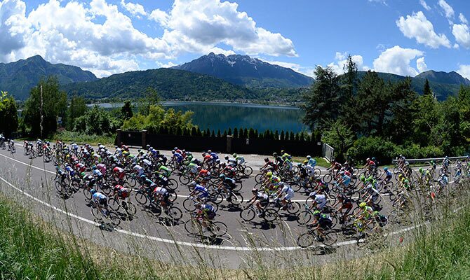 El peloton del Giro de Italia con una escenografia espectacular de fondo