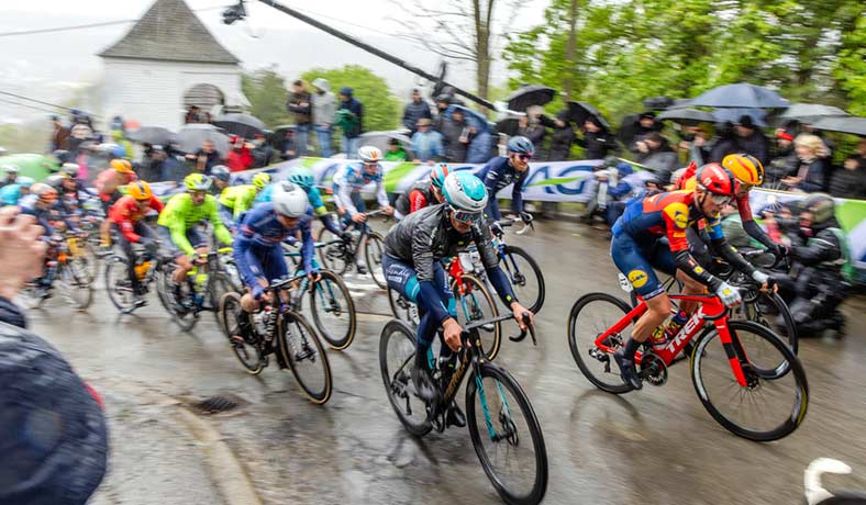 Ciclistas en una curva de la Flecha Valona de la UCI