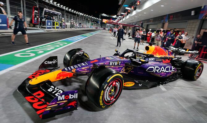 Max Verstappen con el Red Bull saliendo de los pits en el GP de Las Vegas