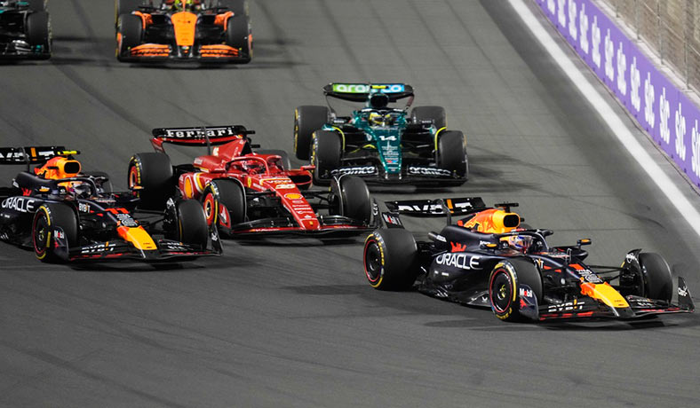 Max Verstappen liderando el Gran Premio de Arabia Saudita 2024