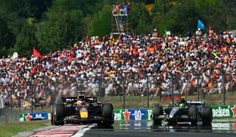 Max Verstappen delante de Lewis Hamilton en el GP de Hungria