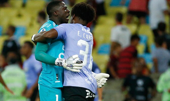 Moises Ramirez y Esnaider Cabezas celebran el titulo de Recopa Sudamericana para IDV