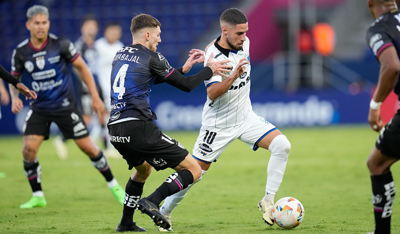 Mateo Carabajal de Independiente del Valle ante Liverpool