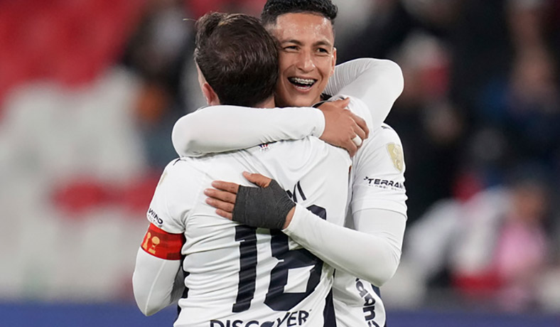 Lucas Piovi y Miguel Parrales celebran un gol de LDU