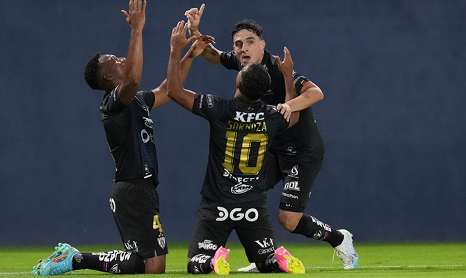 Futbolistas de Independiente del Valle celebran un gol de Junior Sornoza