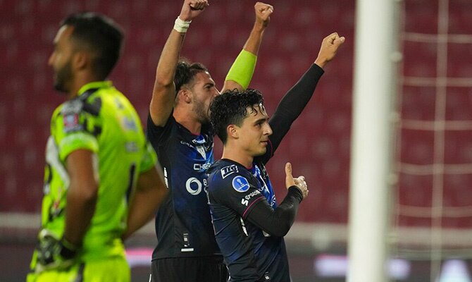 Lorenzo Faravelli festeja un gol de Independiente del Valle en la Sudamericana