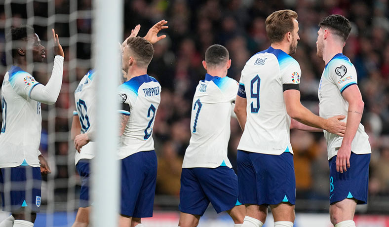 Jugadores de Inglaterra festejan un gol de Harry Kane ante Malta