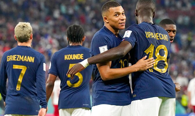 Mbappe festeja con sus compañeros un gol de Francia en el Mundial 2022