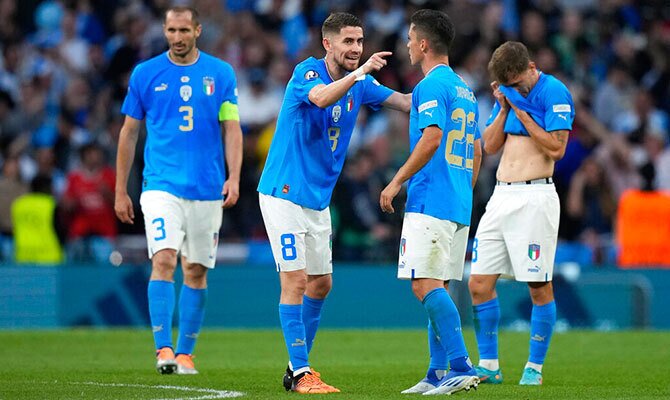 Jorginho da indicaciones en un partido de la seleccion italiana