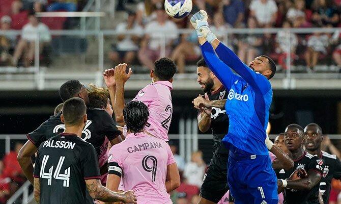 Leonardo Campana busca un balón aéreo en partido de Inter Miami en la MLS