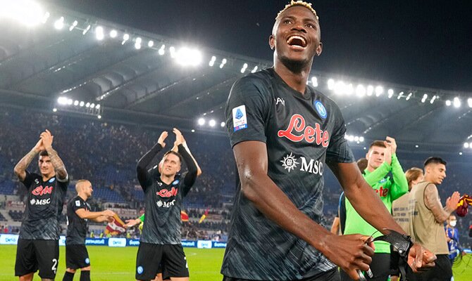 Victor Osimhen y otros jugadores del Napoli festejan una victoria por la Serie A 2022-2023