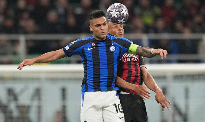 Lautaro Martínez salta a cabecear en la ida de Inter vs Milan por la Champions