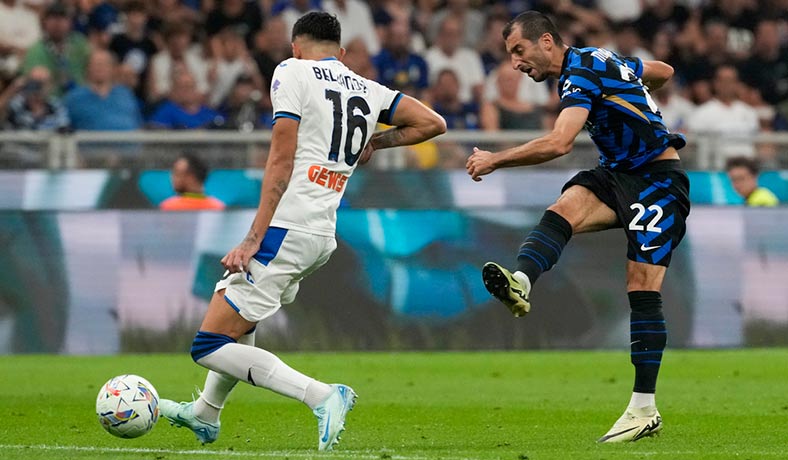 Henrikh Mkhitaryan del Inter ante Bellanova de Atalanta