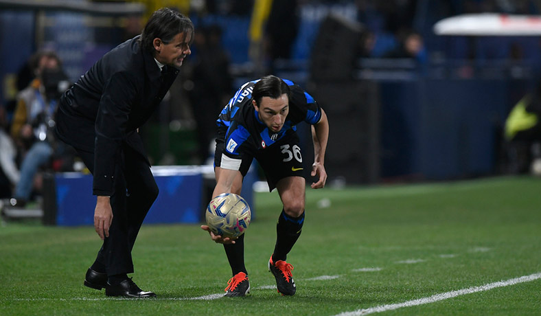 Matteo Darmian del Inter ante la mirada de Simone Inzaghi