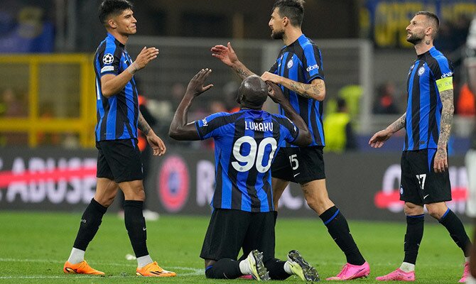 Romelu Lukaku y otros jugadores del Inter celebran el pase a la final de la Champions