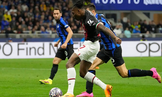 Rafael Leao del Milan con la marca de Francesco Acerbi del Inter