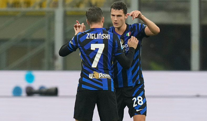 Piotr Zielinski y Benjamin Pavard festejan un gol del Inter