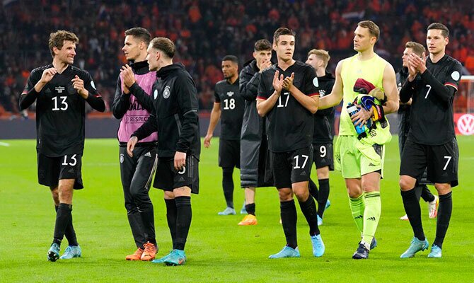 Thomas Muller, Manuel Neuer y otros jugadores de Alemania tras un partido