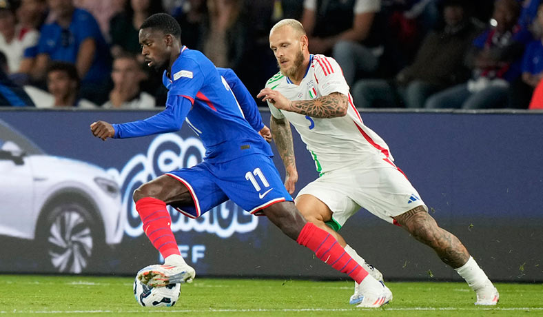 Federico Dimarco marca a Ousmane Dembele en Francia vs Italia