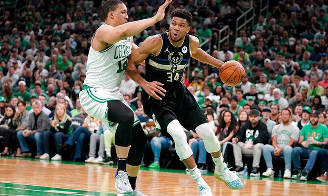 Giannis Antetokounmpo de Milwaukee Bucks en partido contra los Celtics