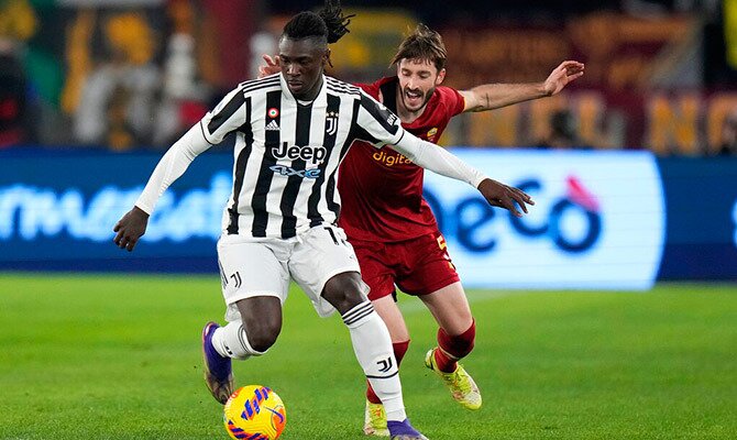 Moise Kean de Juventus y Matias Viña de la Roma