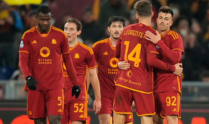 Stephan El Shaarawy festeja un gol de AS Roma con sus compañeros