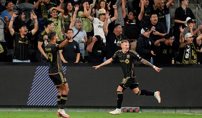 Mateusz Bogusz y Denis Bouanga festejan un gol de LAFC