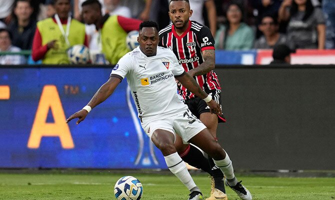 Renato Ibarra en partido de Liga de Quito contra Sao Paulo