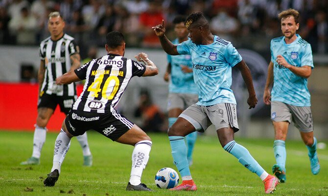 Alejandro Cabeza de Emelec busca el balon en partido de Libertadores