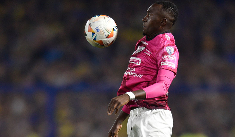 Beder Caicedo de IDV en partido de Copa Sudamericana