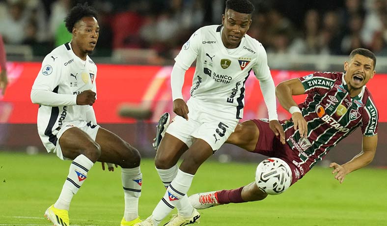 Oscar Zambrano de Liga en partido contra Fluminense