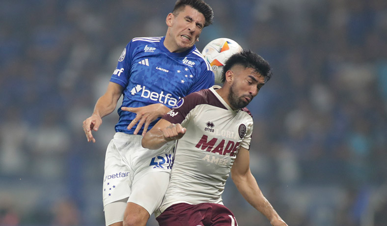 Lucas Villalba de Cruzeiro ante Damian Moreno de Lanus