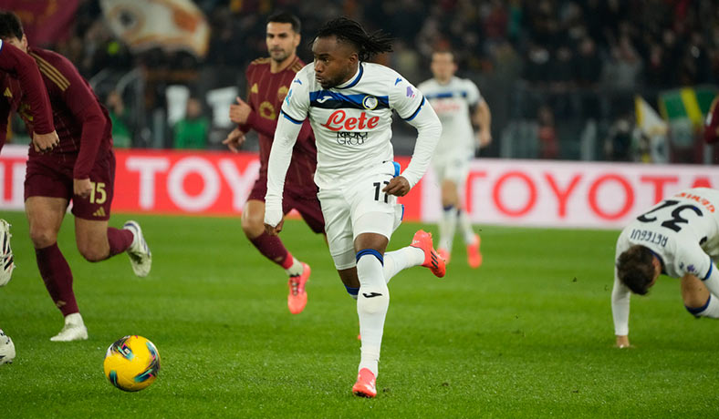 Ademola Lookman en partido del Atalanta contra Roma