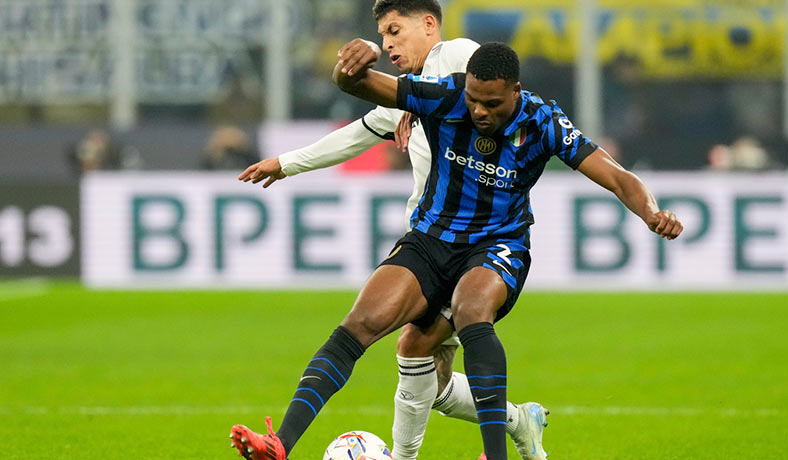 Denzel Dumfries del Inter en partido contra el Napoli