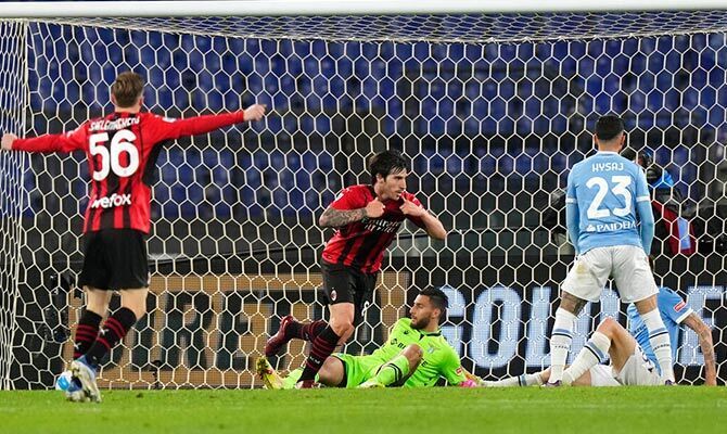 Sandro Tonali festeja un gol del AC Milan contra Lazio en la Serie A