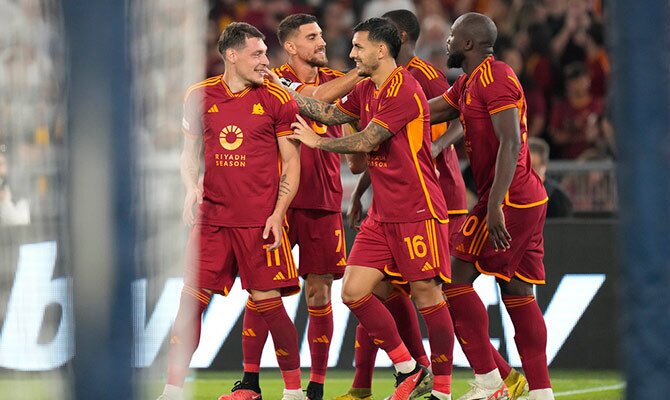 Andrea Belotti y otros futbolistas de la Roma festejan un gol