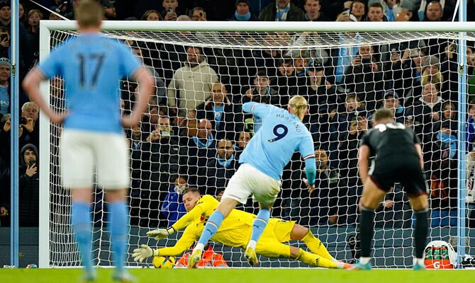 Erling Haaland anota uno de sus goles para el Man City en 2022