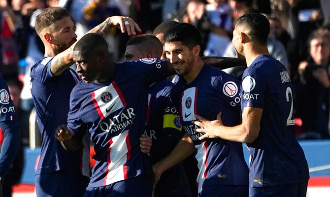 Jugadores del PSG festejan una anotacion por la Ligue 1 de Francia