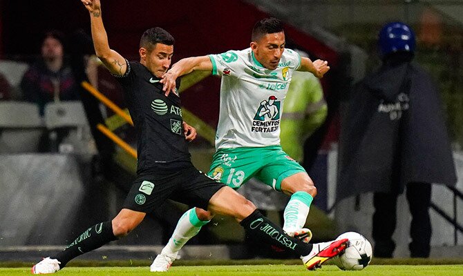 Angel Mena de Leon en partido de la Liga MX contra el America