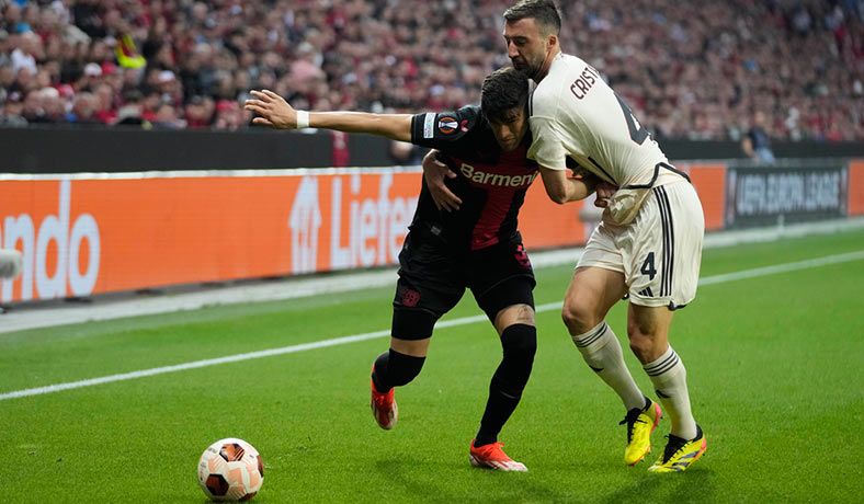 Piero Hincapie de Leverkusen ante la Roma en Europa League