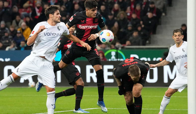 Piero Hincapie del Leverkusen en partido contra el Bochum