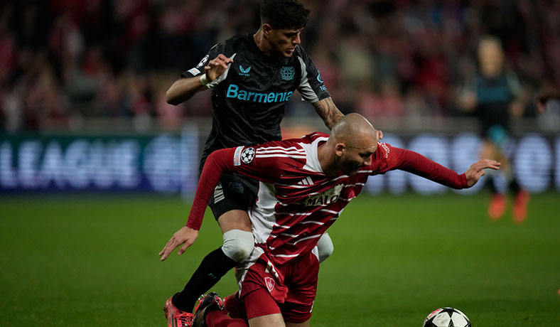 Piero Hincapie de Leverkusen en accion contra el Brest