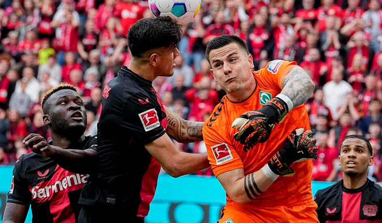 Piero Hincapie en partido del Leverkusen contra el Bremen