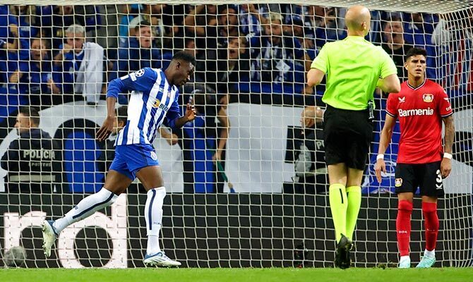 Pierto Hincapie del Leverkusen sufre un gol del Porto en Champions