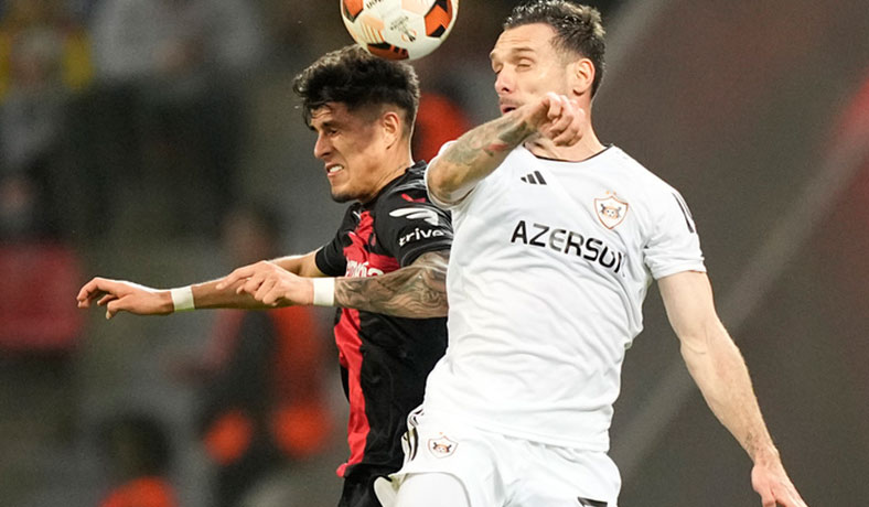 Piero Hincapie de Leverkusen en partido de Europa League