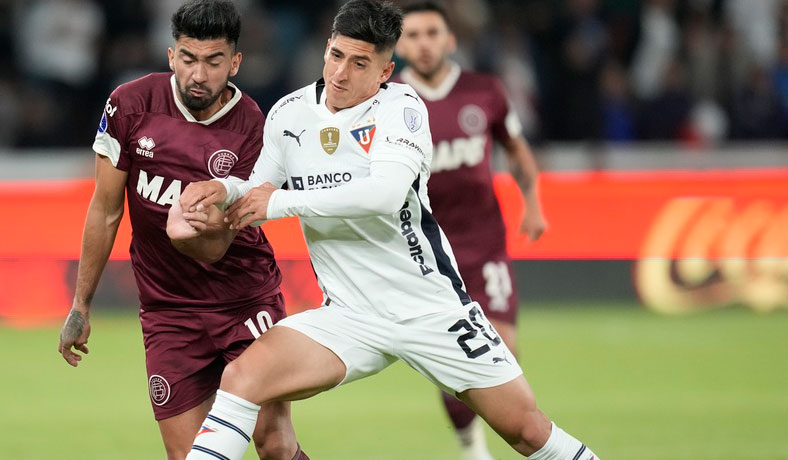 Fernando Cornejo de LDU en partido de Copa Sudamericana