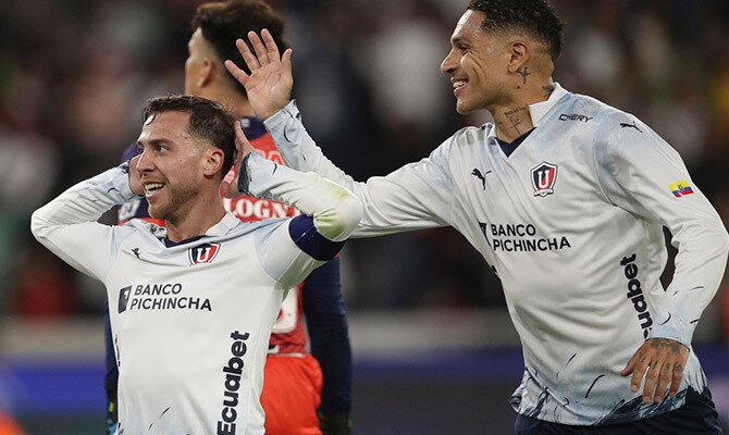 Lucas Piovi festeja con Paolo Guerrero una anotación de Liga