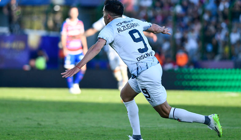 Lisandro Alzugaray festeja un gol de Liga en la final de la Sudamericana